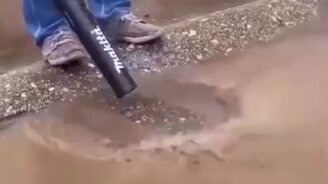 Как выйти сухим из лужи - смотреть видео (0:14)