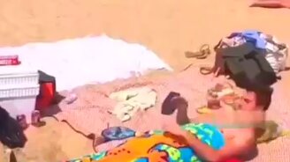 Полезное упражнение на пляже - смотреть видео (0:09)