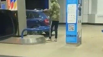 Крайне экономный водитель - смотреть видео (0:21)