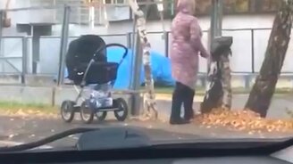 Бойтесь мамаш с колясками - смотреть видео (0:38)