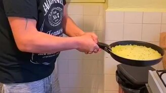 Когда посуда повара подводит - смотреть видео (0:09)