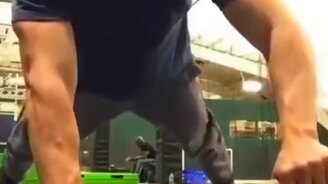 Удивительное отжимание - смотреть видео (0:12)