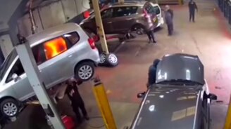 Горе-сварщик в автосервисе - смотреть видео (0:30)