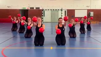 Синхронные спортсменки с мячами - смотреть видео (0:28)