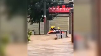 Наводнение в Китае - кадры из Хэнаня (21.07.2021) - смотреть видео (4:15)