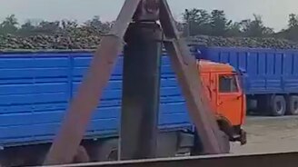 Якубович разгружает свёклу - смотреть видео (0:35)