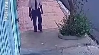 Пёс сконфузил парня - смотреть видео (0:09)