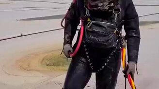 Работёнка, которой не позавидуешь - смотреть видео (0:26)