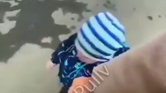 По дороге в садик - смотреть видео (2:00)