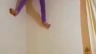 Эта девочка - паучиха? - смотреть видео (0:55)