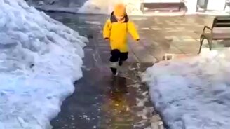 Импровизированное детское сальто - смотреть видео (0:22)