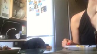 Ротвейлер, вкусняшка и хозяйка - смотреть видео (1:00)