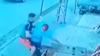 Спас напарника от тока - смотреть видео (0:12)