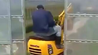 Полезный мини-экскаватор - смотреть видео (0:35)