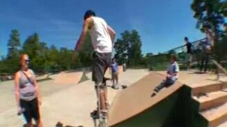 Скейтер на ходулях - смотреть видео (0:40)