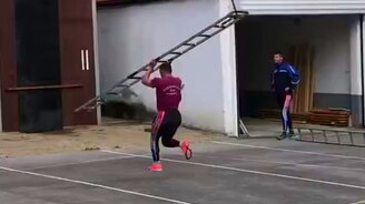 Лихо он забрался - смотреть видео (0:17)