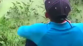 Слишком сильная добыча для хилого рыбака - смотреть видео (0:15)