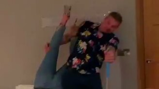 Когда неуклюжесть - это семейное - смотреть видео (0:13)