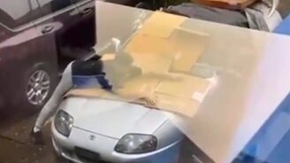 Закрыл собой своё авто - смотреть видео (0:13)