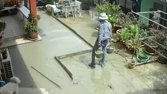 Он просто хотел закончить стяжку - смотреть видео (0:37)