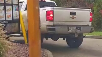 Женщина за рулём пикапа - смотреть видео (0:34)