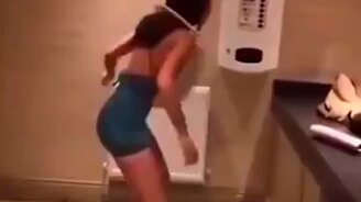 Упражнение для шеи и горла - смотреть видео (0:08)