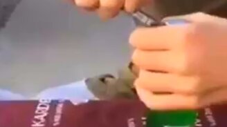 Захотел открыть бутылку смартфоном - смотреть видео (0:11)