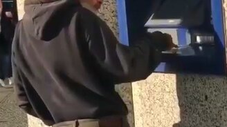 Хакер возле банкомата - смотреть видео (0:18)