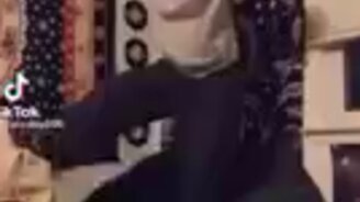 Снимаем толстовку лёгким движением ноги - смотреть видео (0:18)