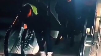 Лишился ботинок на эскалаторе - смотреть видео (0:28)