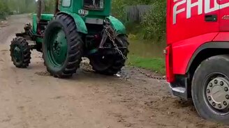 Тракторист помог фуроводу - смотреть видео (0:11)