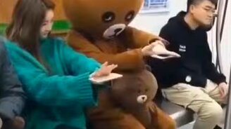 Мишка и барышня в метро - смотреть видео (0:29)