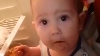 Похоже, малыша недокармливают - смотреть видео (0:17)