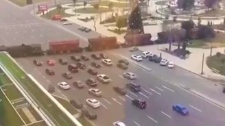 Поезд посреди дороги - смотреть видео (2:08)