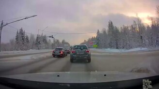 Везучий безумец на дороге - смотреть видео (0:18)