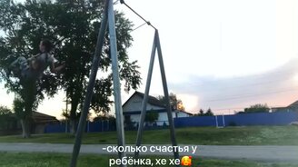 Когда качели не рассчитаны на нагрузку - смотреть видео (0:11)