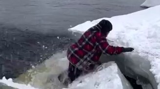 Перерубил себе путь - смотреть видео (0:18)