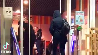 Кот - сама невозмутимость - смотреть видео (0:10)