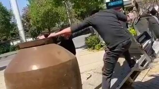 Как погрузить огромную вазу на мотороллер - смотреть видео (0:59)