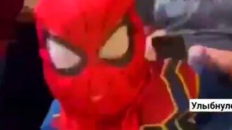 Человек-паук за обедом - смотреть видео (0:14)