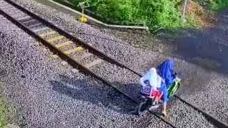 Женщины на мопеде на рельсах - смотреть видео (0:28)