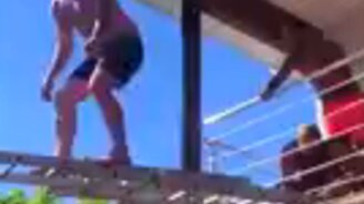 Провальный прыжок со стремянки - смотреть видео (0:16)