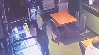 Официантка, которую уволят - смотреть видео (0:20)