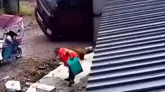 Повезло во время ДТП с грузовиком - смотреть видео (0:06)