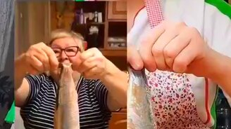 Как оригинально чистить селёдку - смотреть видео (0:31)