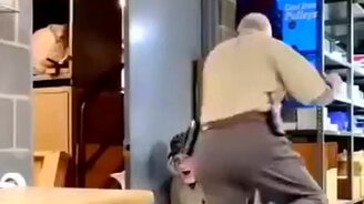 Шутник залаял на приятеля - смотреть видео (0:08)