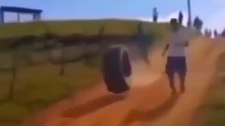 Прокатился внутри шины - смотреть видео (0:12)