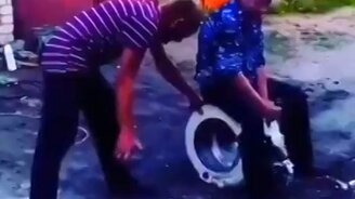 Если закинуть камень в работающий барабан машинки - смотреть видео (0:28)