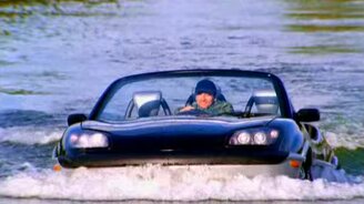 Что можно позволить себе на машине-амфибии - смотреть видео (2:30)