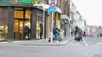 Бабуля спасла от ограбления - смотреть видео (1:17)